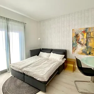 Modernes Apartment, Terrasse Und Garten Am Lilienthalpark Im Südwesten Berlins Berlin